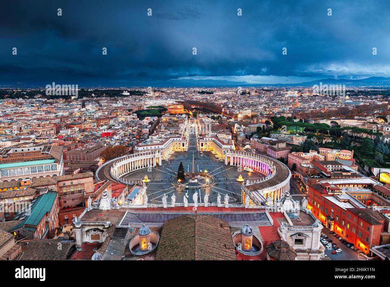 Stato della Città del Vaticano circondato da Roma, Italia dall'alto di notte. Foto Stock