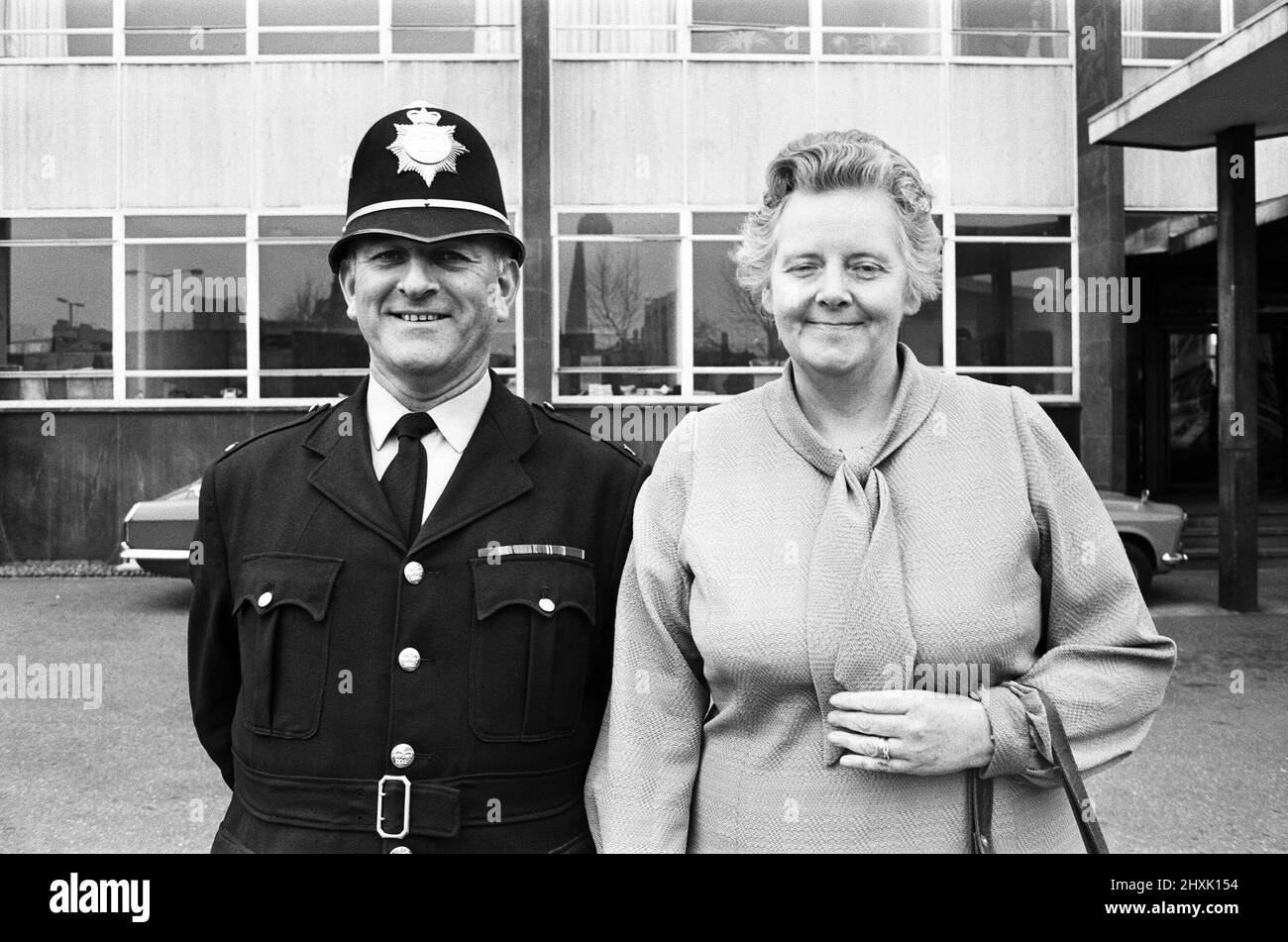 «Direzione del pensionamento» PC Ted Rose e Sgt Brenda Ward, della polizia di Coventry. 15th aprile 1976. Foto Stock