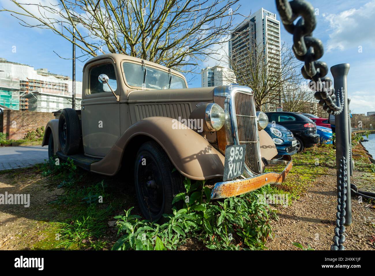 Camion di raccolta Ford modello 67 a Poplar Dock Marina, Londra. Foto Stock