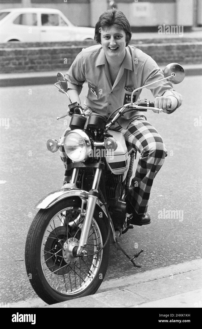 Il giocatore di freccette di diciannove anni Eric Bristow pone a Londra seduto su una moto. 6th marzo 1977. Foto Stock