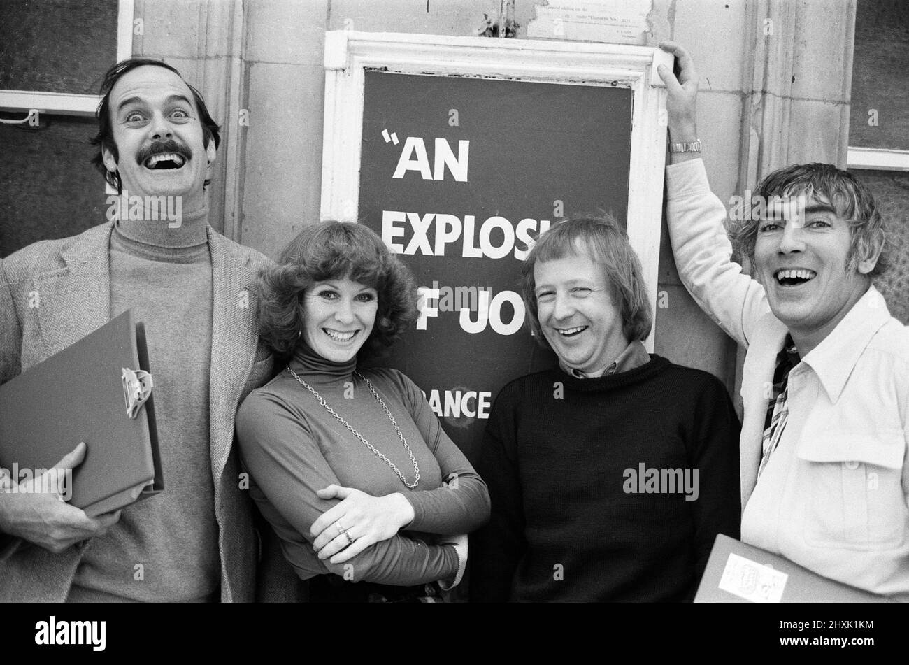 Oltre venti superstar della commedia britannica si alleeranno per la prima volta in assoluto, in una serie di spettacolari performance di gala a beneficio di Amnesty International. I tre spettacoli sono presentati al Her Majesty's Theatre Haymarket di Londra. Fuori dal teatro ci sono John Cleese, Carol Cleveland, Tim Brooke-Taylor e Peter Cook. 31st Partita 1976. Foto Stock