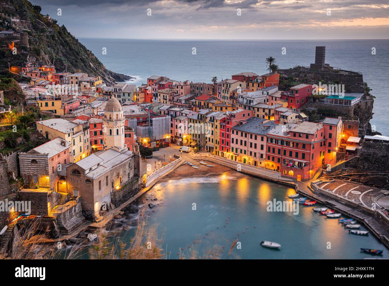 Vernazza, la Spezia, Liguria, Italia nella regione delle cinque Terre al tramonto. Foto Stock