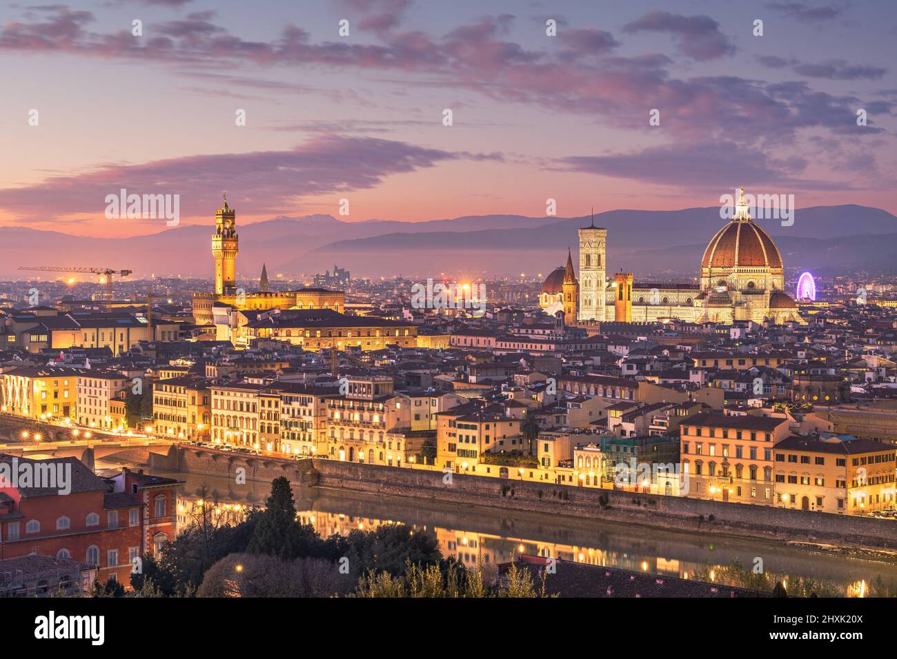 Firenze, Italia skyline con edifici simbolo al tramonto sul fiume Arno. Foto Stock