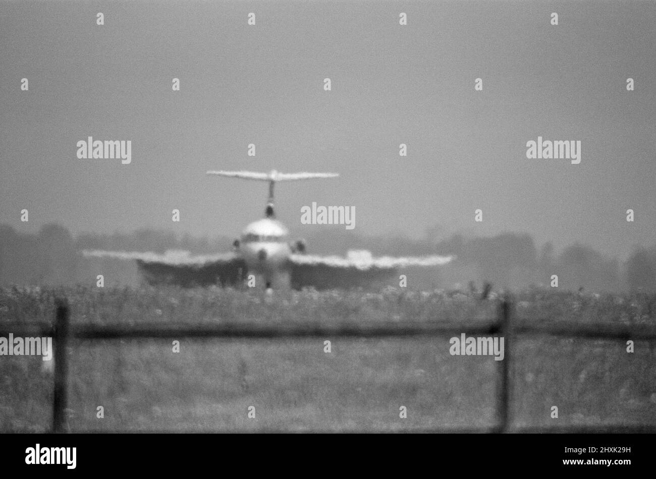 Un jet Trident ATTERRA sulla pista dell'aeroporto di Heathrow decollo nel caldo of25th giugno 1976, quando le temperature raggiungono i 90 gradi. L'ondata di caldo del 1976 è durata dal 23rd giugno al 8th luglio 1976. Foto scattata il 25th giugno 1976 Foto Stock