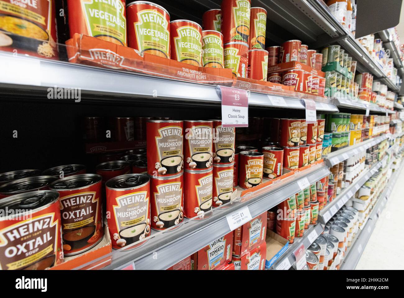 Zuppe di Heinz; barattoli di zuppa di Heinz sugli scaffali dei supermercati in vendita, Regno Unito, esempio di cibi in scatola o in scatola. Foto Stock