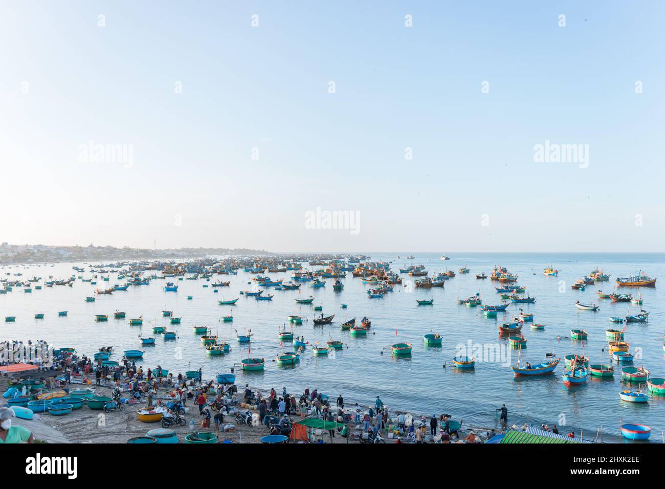 Colorati tondi vietnamiti barche da pesca in mare. La gente del posto vende frutti di mare sulla spiaggia. Vista mare. Mercato di pesce sulla spiaggia in Asia. Alta qualità Foto Stock