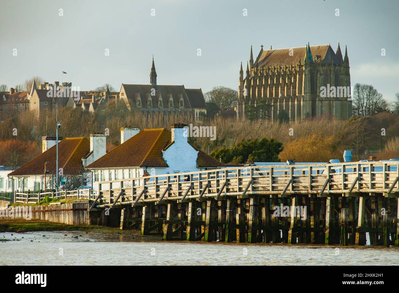 Vecchio ponte a pedaggio sul fiume Adur a Shoreham-by-Sea, West Sussex, Inghilterra. Lancing College in lontananza. Foto Stock