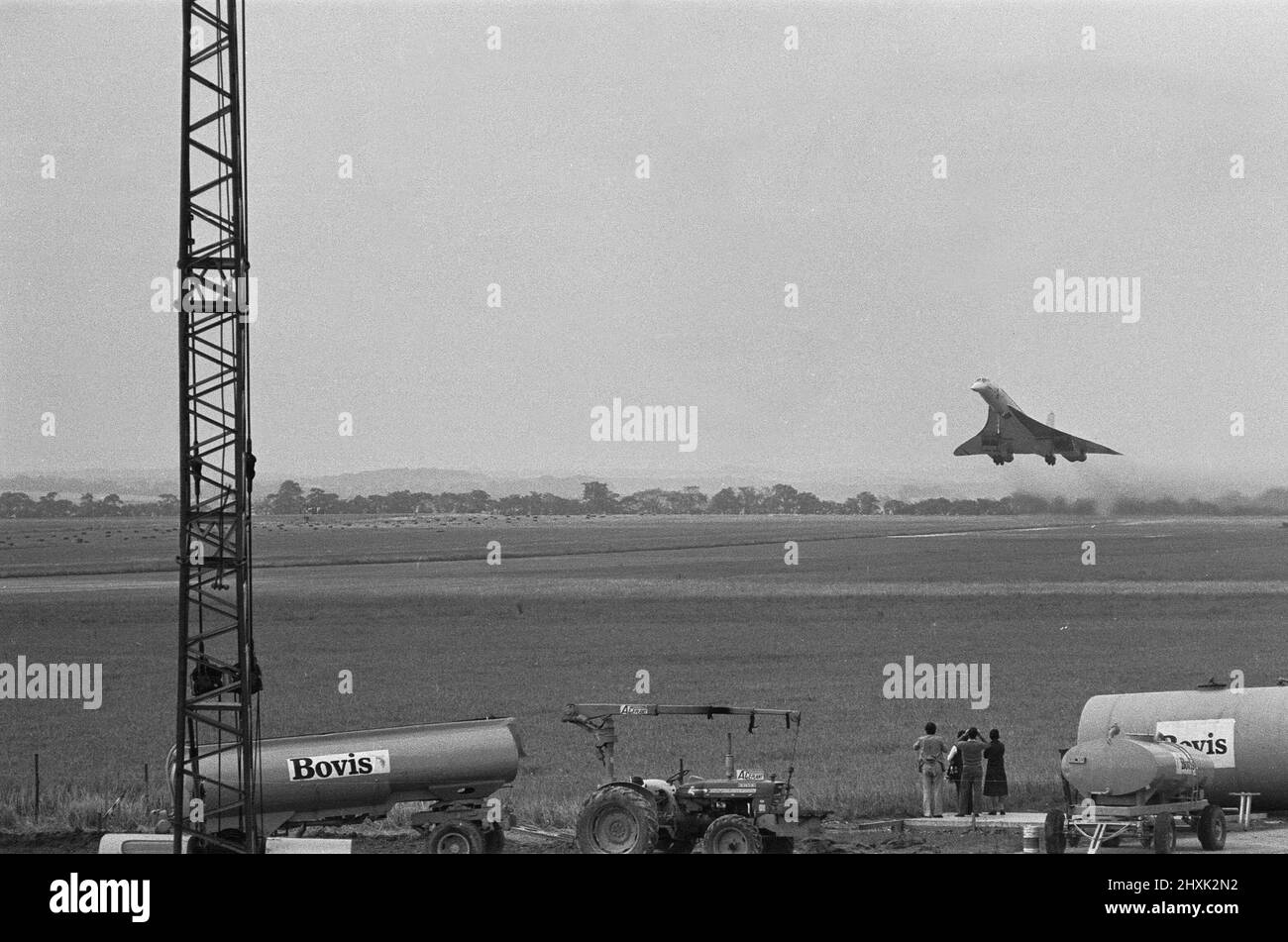 In un bel giorno di agosto del 1977, Concorde 101 tocca la sua ultima casa a Duxford. Brian Trubbshaw, il pilota BAe Chief Test e il primo a volare Concorde 101, la portarono a terra in modo sicuro, per essere accolto da una folla allegra. Il 20th agosto 1977It non era stato facile o semplice. Con la carriera di prova di velivoli sopra, 101 erano stati donati alla società di aviazione di Duxford che stavano attendendo con ansia il relativo arrivo. Ma alcuni problemi dovevano essere superati per primi. La pista di Duxford era troppo corta, quindi il peso doveva essere perso dall'aereo. Solo per aggiungere all'eccitazione, gli appaltatori stavano per rimuovere un Foto Stock