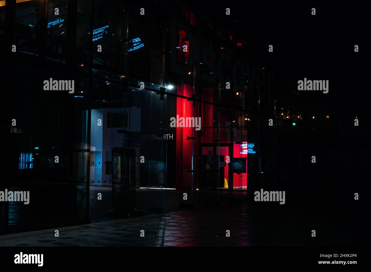 Edificio in vetro tra lo Strand e l'Albert Dock a Liverpool, Regno Unito. Foto Stock