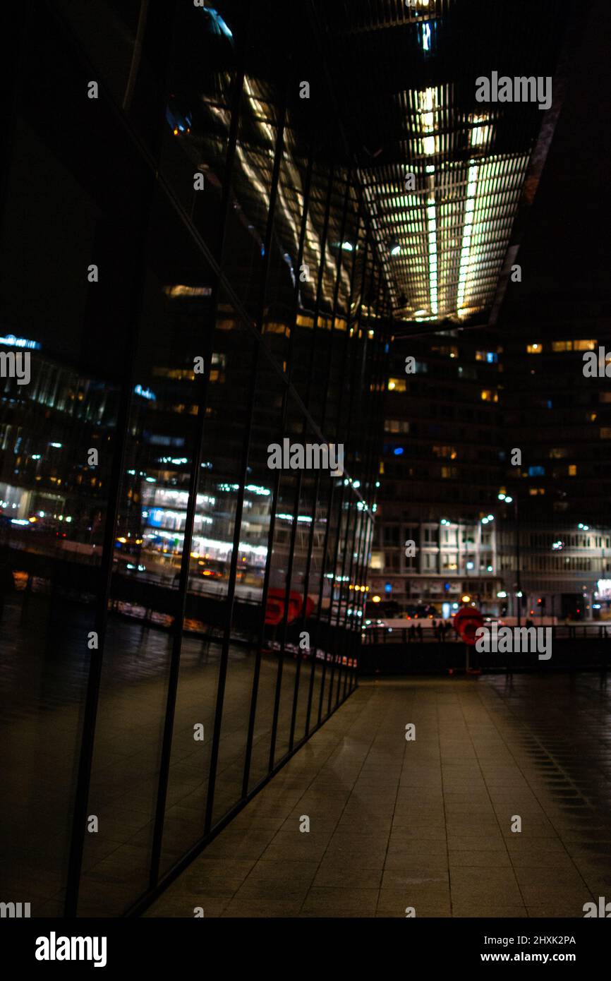 Immagine urbana di un edificio in vetro tra lo Strand e l'Albert Dock a Liverpool, Regno Unito. Foto Stock