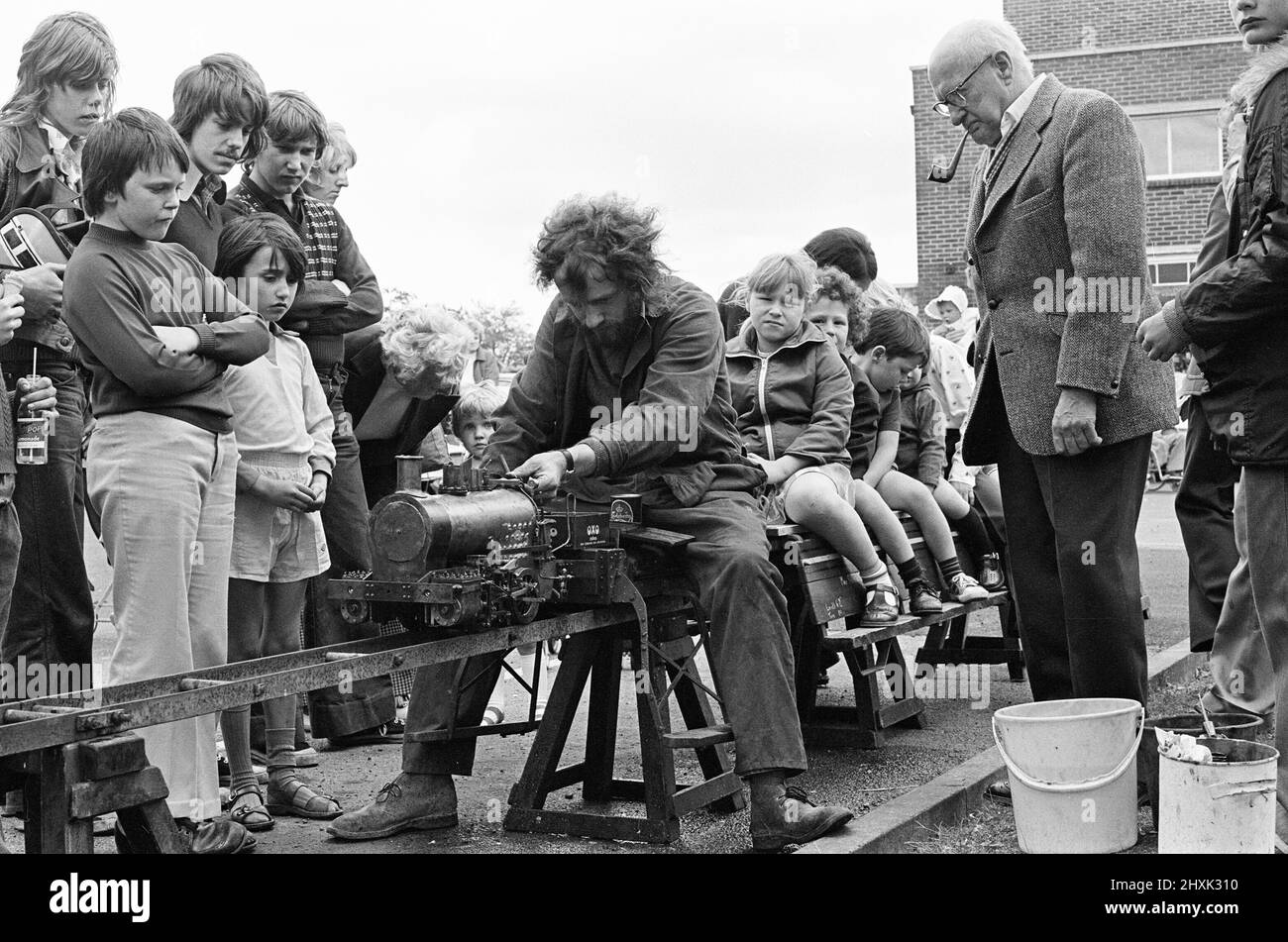 Poole Hospital Garden Fete, Nunthorpe, Middlesborough, estate 1976. La nostra foto mostra ... i bambini che godono di un giro su una linea ferroviaria modello. Foto Stock