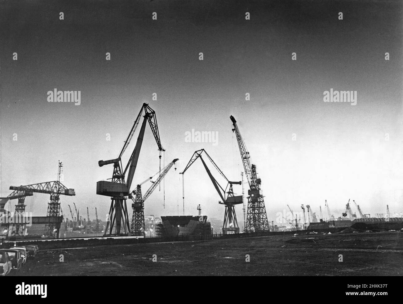 La portaerei della Royal Navy HMS Illustrious visto qui in costruzione al cantiere Swan Hunter Shipbuilders sul Tyne a Wallsend. 13th dicembre 1977 Foto Stock