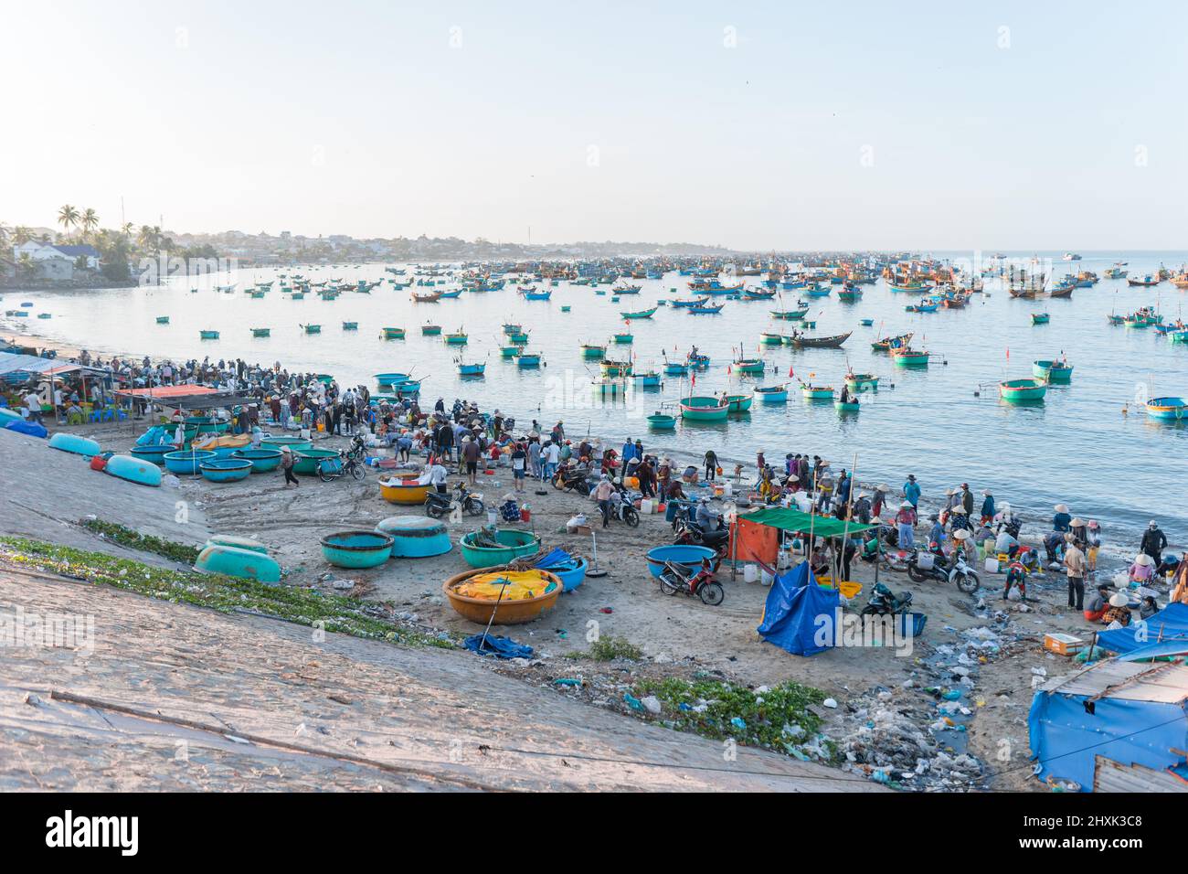Colorati tondi vietnamiti barche da pesca in mare. La gente del posto vende frutti di mare sulla spiaggia. Vista mare. Mercato di pesce sulla spiaggia in Asia. Alta qualità Foto Stock