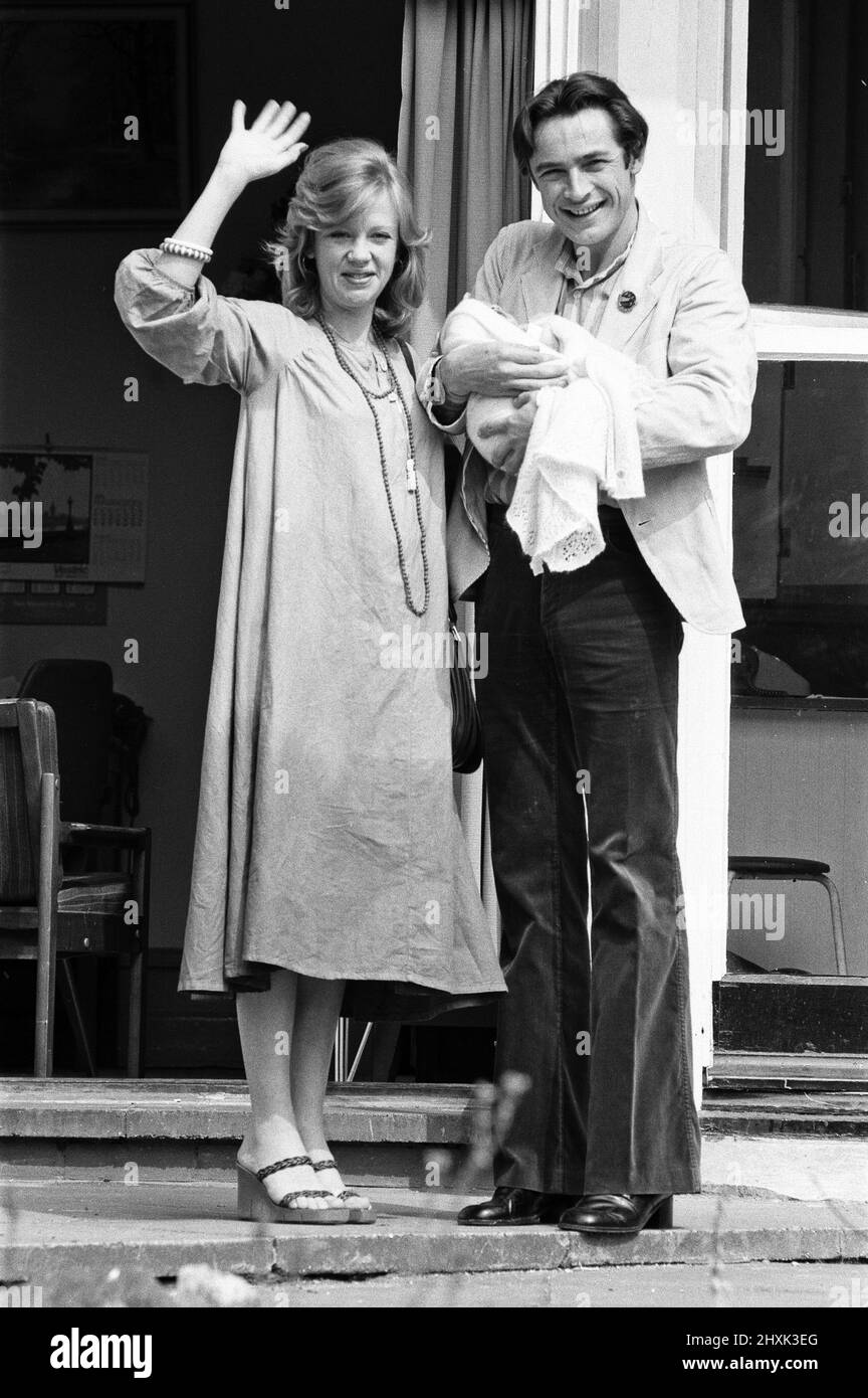 L'attrice Hayley Mills e l'attore Leigh Lawson mostrano orgogliosamente il loro bambino d'amore per la prima volta dalla nascita del bambino il 30th luglio. Con un peso di 8lb 14 once, Hayley partorì al St Teresa's Hospital di Wimbledon. 11th agosto 1976. Foto Stock