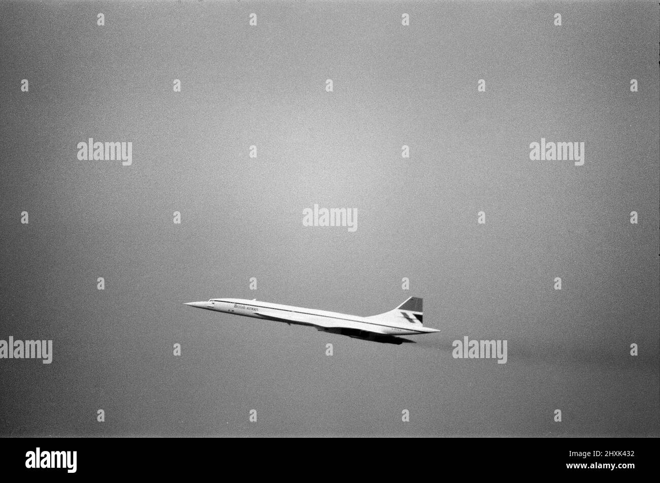 Voli commerciali inaugurali del Concorde supersonico il 21st gennaio 1976, sette anni dopo il primo volo di prova.un volo British Airways lasciato dall'aeroporto di Heathrow, Londra, al Bahrain in Medio Oriente, come l'altro, un volo Air France, è decollato simultaneamente alle 11,40 dall'aeroporto di Orly, Parigi per Rio de Janeiro via Dakar, Senegal. Foto mostra: Il volo della British Airways subito dopo il decollo da Londra. 21st gennaio 1976. Foto Stock