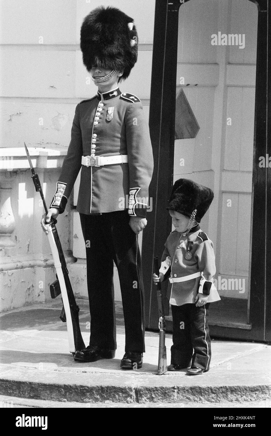 Soldato di dimensioni pinte, Mark Acklom, di 3 anni, di Greenways, Beckenham, Kent, indossando un vestito di guardia in miniatura, completo di fucile, si erge al di fuori della Clarence House, Londra, 10th giugno 1976. Foto Stock
