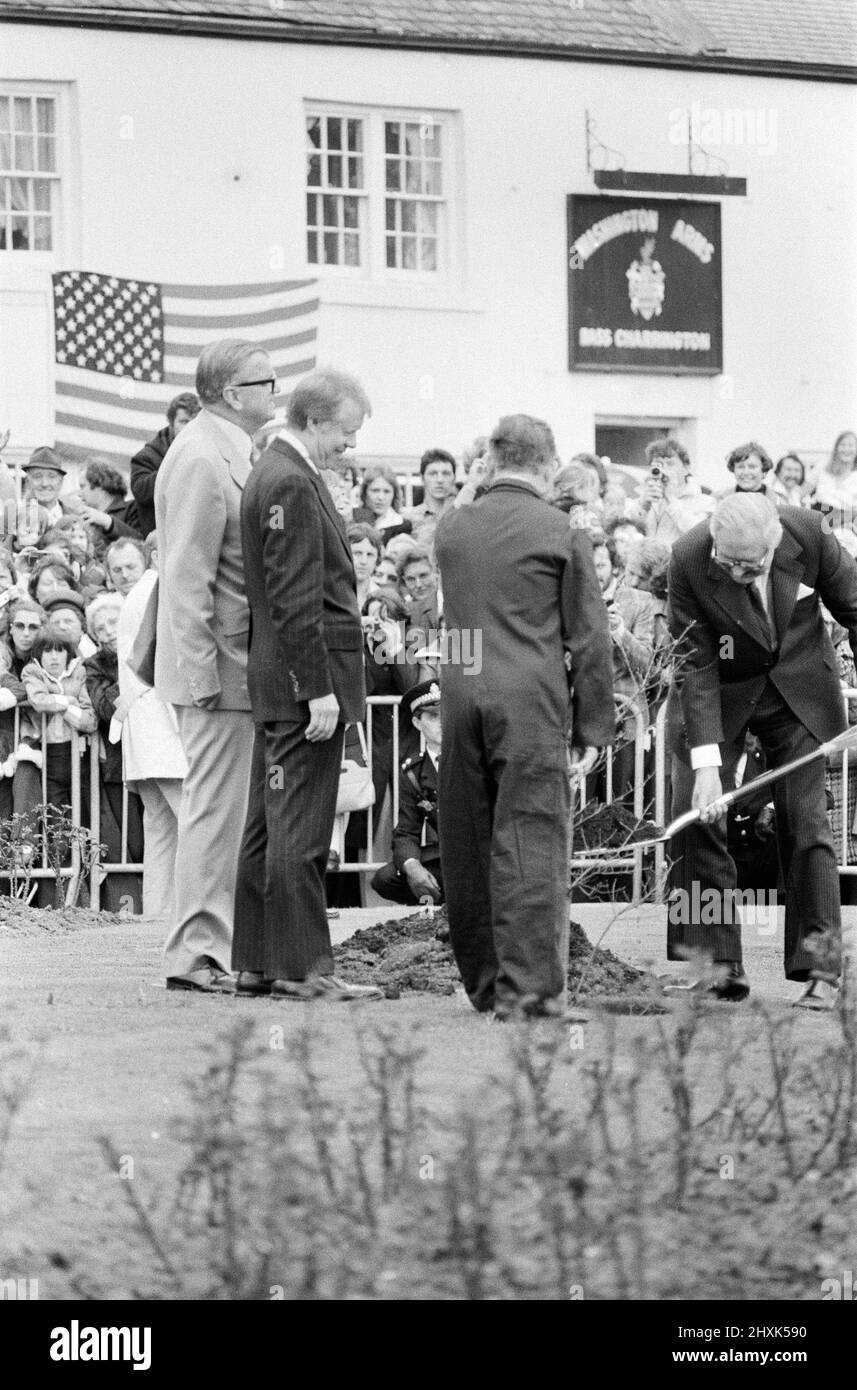 Il presidente Jimmy carter durante la sua passeggiata a Newcastle e Washington, Tyne and Wear, dove piantò un tulipano e il primo ministro James Callaghan piantò una quercia, a Washington Green, la casa ancestrale del presidente George Washington. 7th maggio 1977. Foto Stock