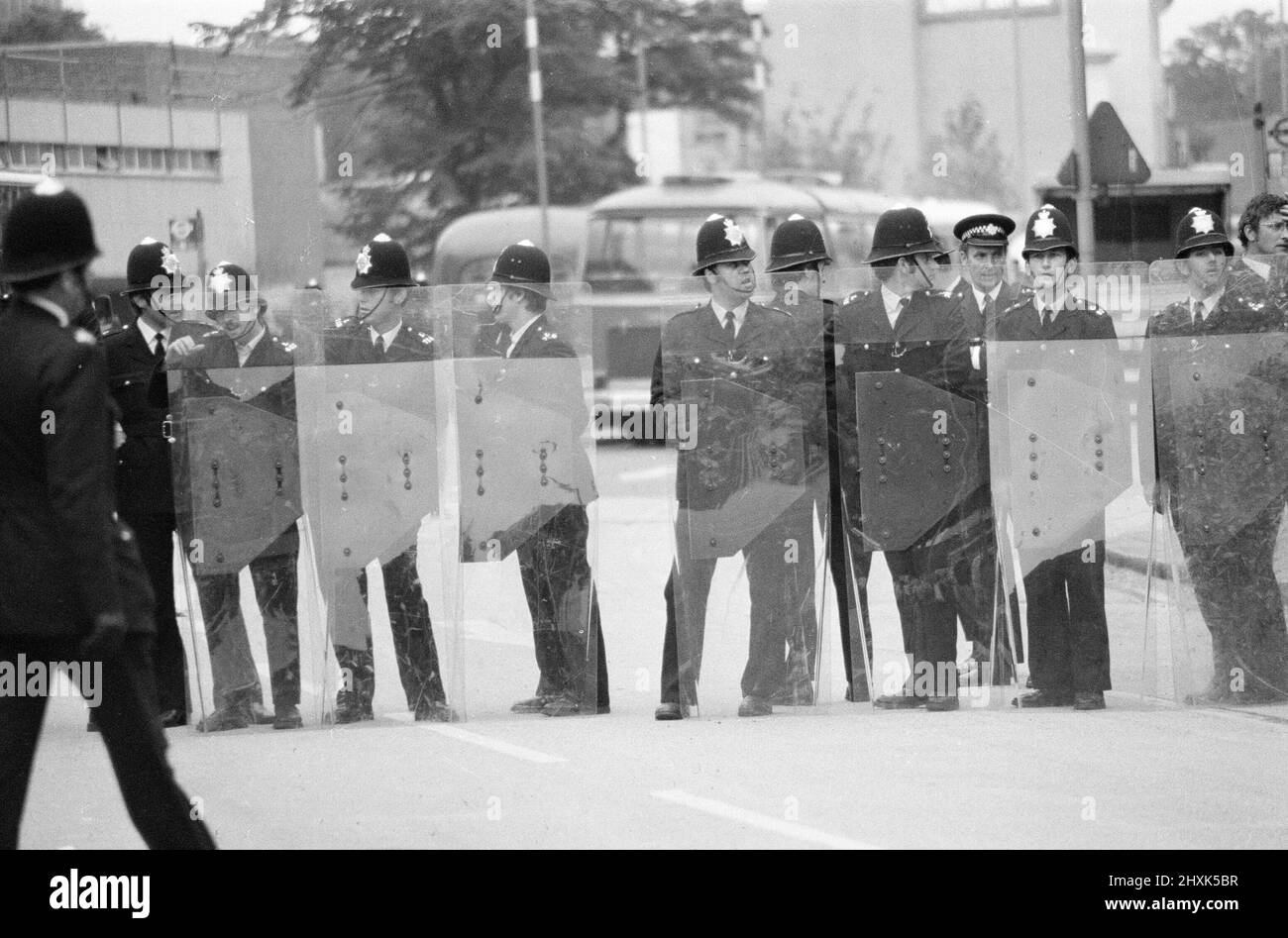 Battaglia di Lewisham, Londra del Sud, sabato 13th agosto 1977. Il raduno del fronte nazionale da Nuova Croce a Lewisham è sconvolto da contromanifestazioni e porta a violenti scontri con funzionari di polizia e manifestanti antirazzisti. Nella foto, gli ufficiali di polizia usano per la prima volta scudi per la sommossa sulle strade del Regno Unito. Foto Stock