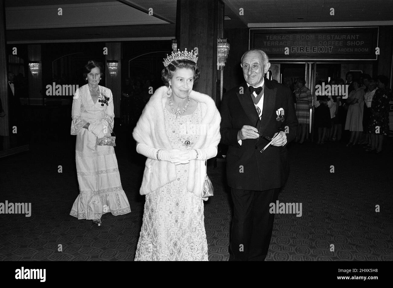 La Regina Elisabetta II durante la sua visita a Birmingham, nelle West Midlands per il suo tour Silver Jubilee. Al Metropole Hotel nel complesso del Centro Espositivo Nazionale, per una cena a banchetto in suo onore. 27th luglio 1977. Foto Stock