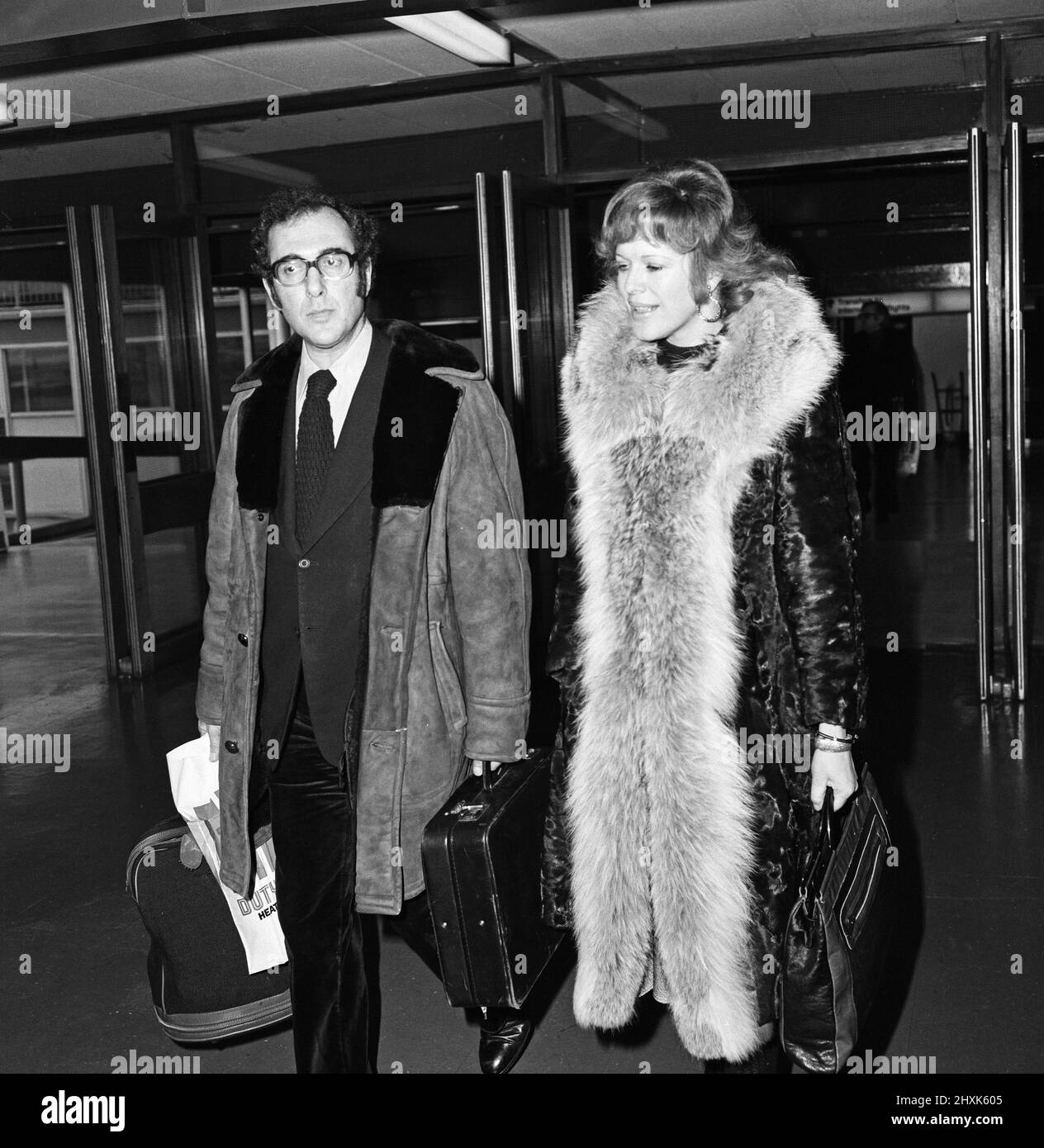 Harold Pinter e Lady Antonia Fraser lasciano l'aeroporto di Heathrow per Washington. 23rd gennaio 1977. Foto Stock