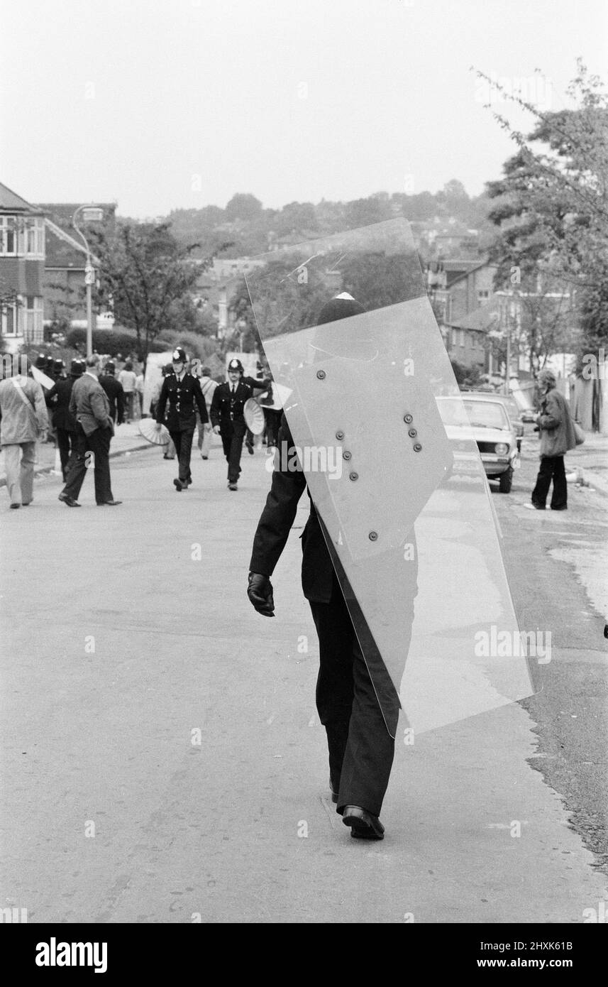Battaglia di Lewisham, Londra del Sud, sabato 13th agosto 1977. Il raduno del fronte nazionale da Nuova Croce a Lewisham è sconvolto da contromanifestazioni e porta a violenti scontri con funzionari di polizia e manifestanti antirazzisti. Nella foto, gli ufficiali di polizia usano per la prima volta scudi per la sommossa sulle strade del Regno Unito. Foto Stock