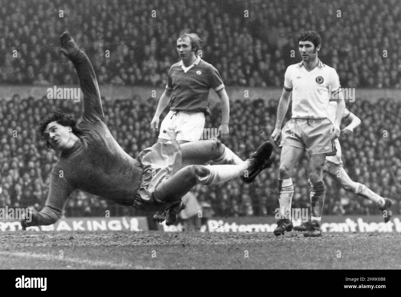 Partita finale di fa Cup Quarter a Old Trafford. Manchester United 2 contro Aston Villa 1. Il portiere di Villa John Burridge si tuffa per fare un grande salvataggio durante la partita, mentre il compagno di squadra John Robson guarda (a destra) con United Forward Jimmy Greenhoff. 19th marzo 1977. Foto Stock