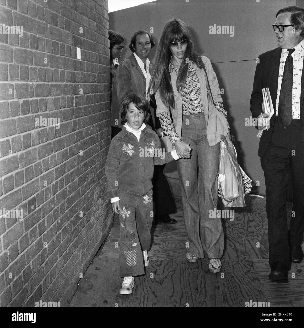 Jane fonda volò a Heathrow da New York per un grande benvenuto dalla sua figlia Vanessa, di otto anni, che arrivò a bordo di un altro jumbo jet da Los Angeles cinque minuti prima. 11th agosto 1976. Foto Stock