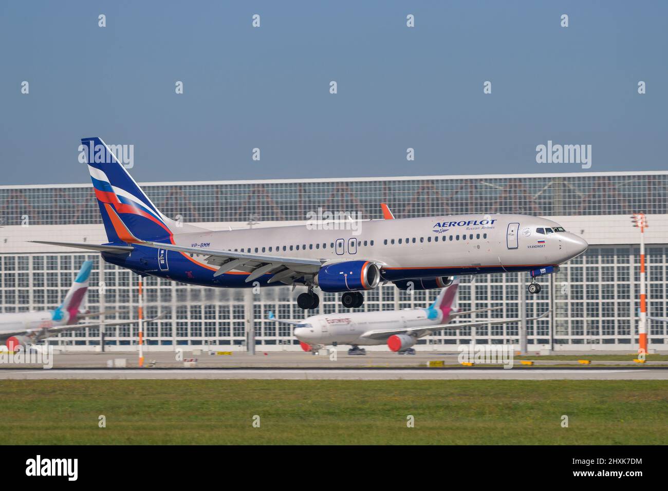 Monaco di Baviera, Germania - Settembre 23. 2021 : Aeroflot - Russian Airlines Boeing 737-8MC con l'immatricolazione del velivolo VP-BMM sta atterrando sulla pista sud Foto Stock