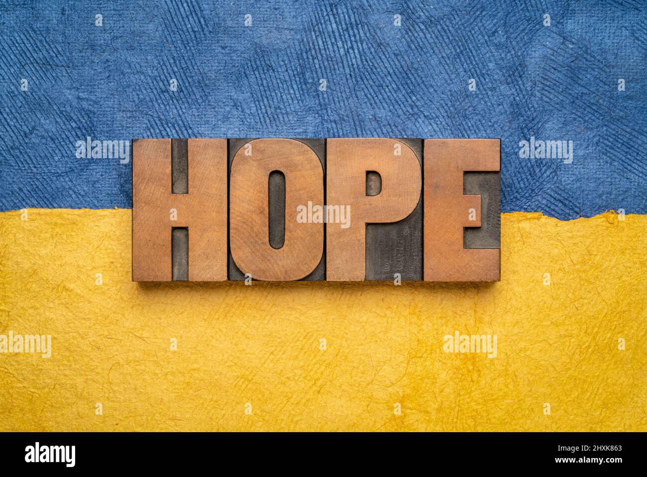 Parola di speranza - parola astratta in legno di stampa vintage tipo contro carta astratto in blu e giallo colori dell'Ucraina, fede e concetto di ottimismo in Foto Stock