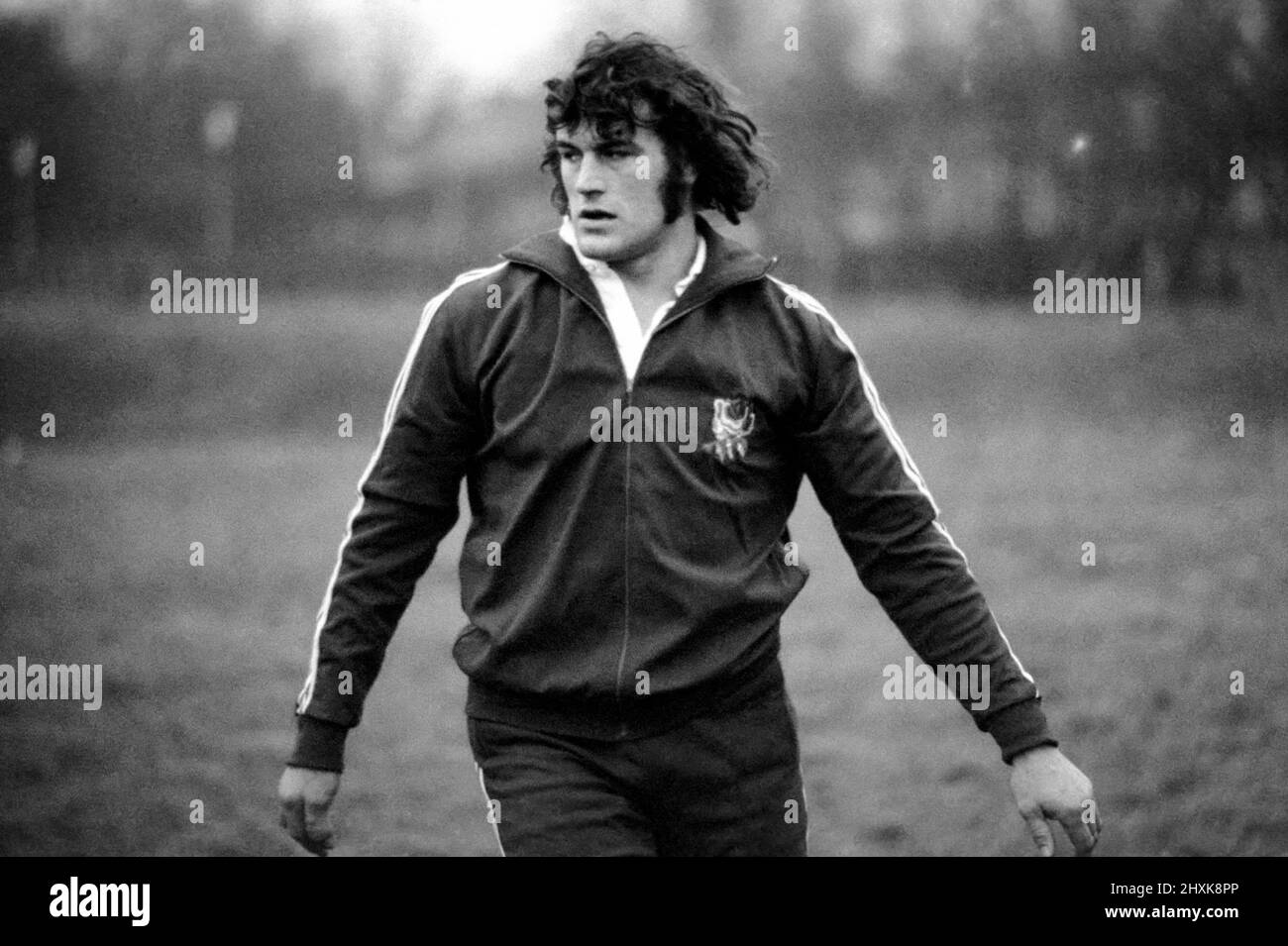 Squadra di rugby inglese in formazione. La squadra di rugby inglese si è riunita all'Harlequins Ground di Twickenham per allenarsi per la loro partita contro gli Aussies sabato. Il nuovo Capitano Mark Keyworth. Gennaio 1976 76-00009-002 Foto Stock