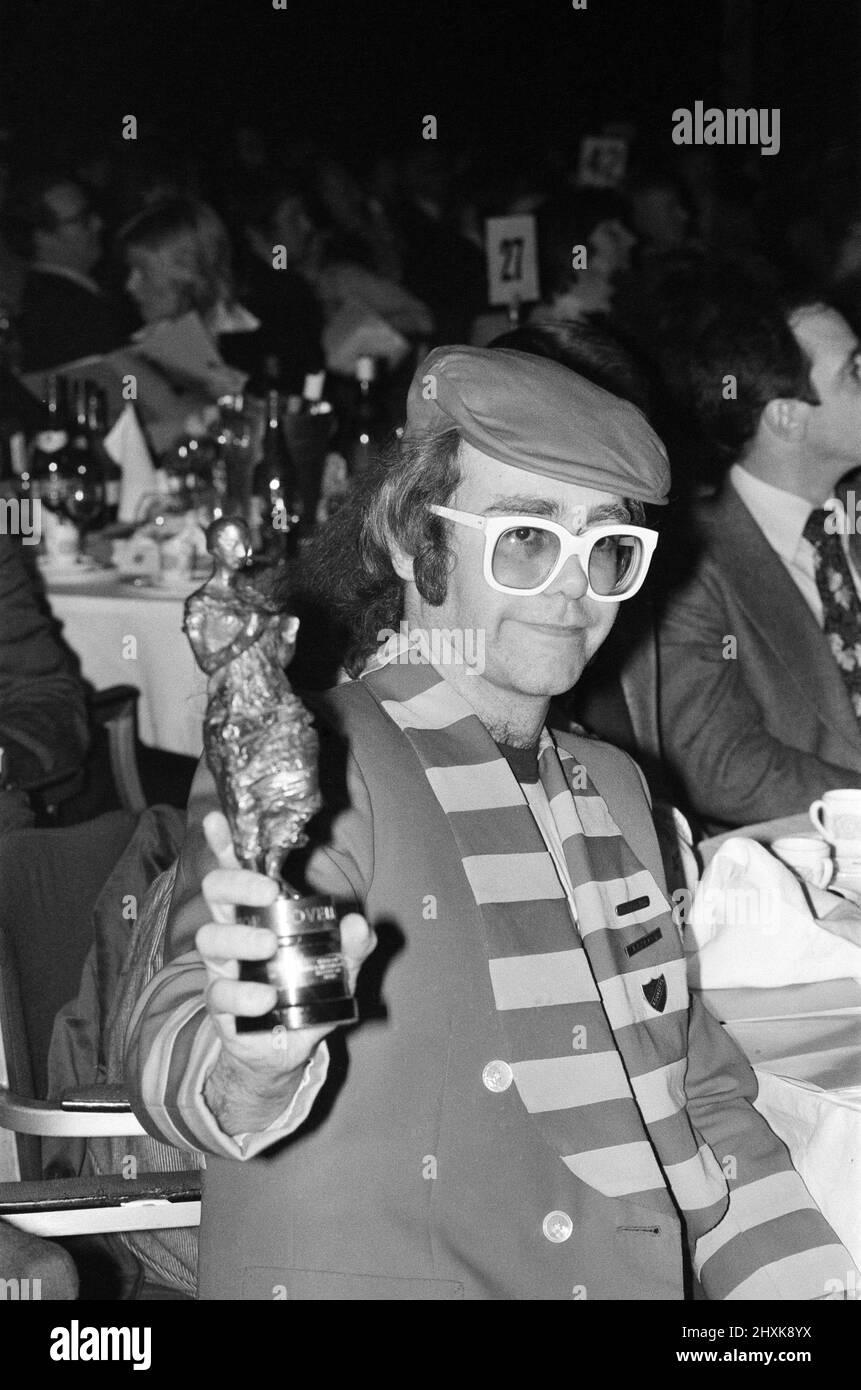 I Premi Ivor Novello 22nd, presentati da BOSCH e sponsorizzati da PRS. Tenuto presso il Grosvenor House Hotel di Londra. Elton John ha raffigurato con la sua statuetta per il miglior brano pop "non andare a rompere il mio cuore" . 12th maggio 1977. Foto Stock
