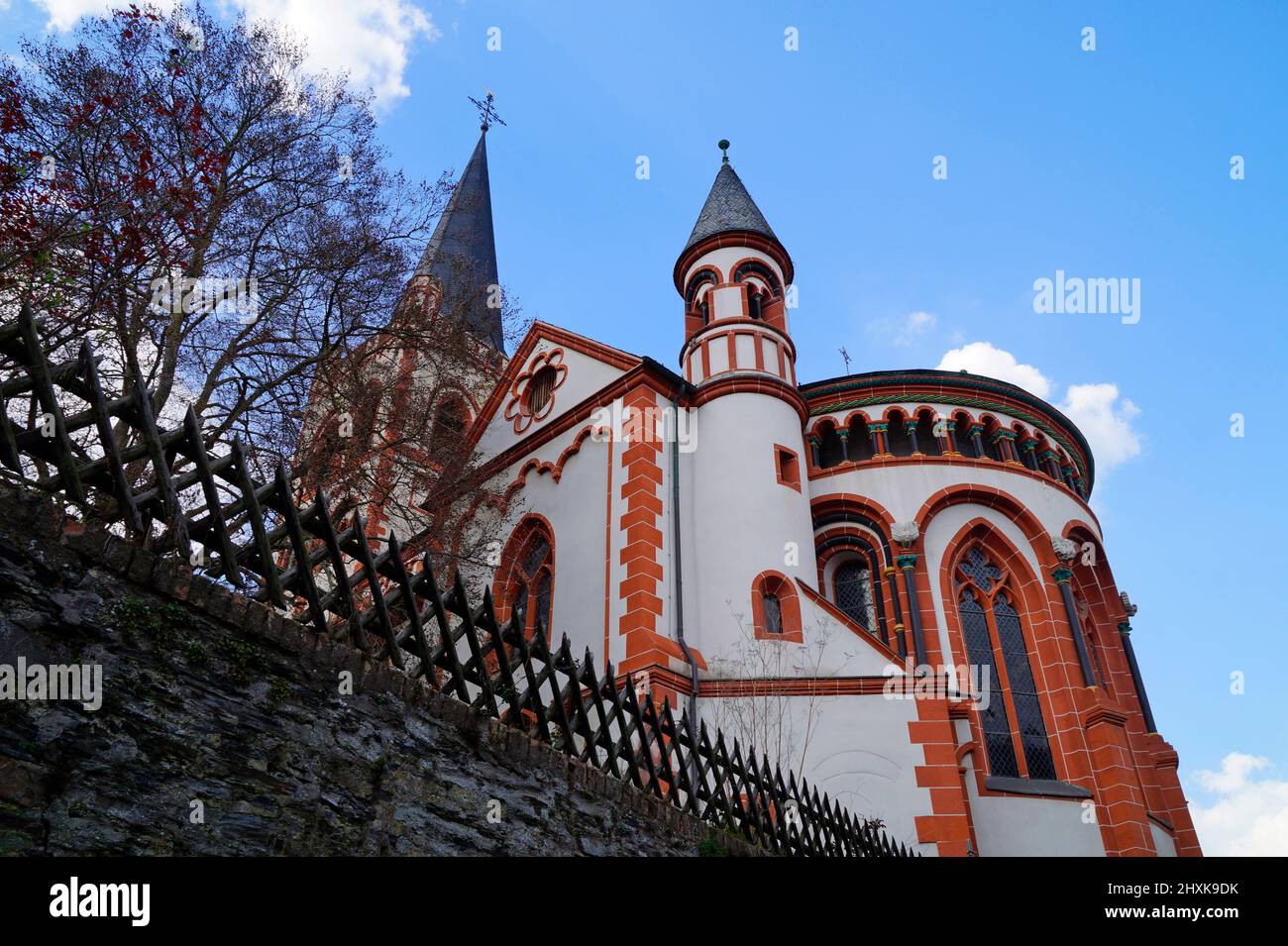 Bella e maestosa chiesa di San Pietro nella pittoresca città storica di Bacharach sul Reno o sul Reno, in Germania Foto Stock