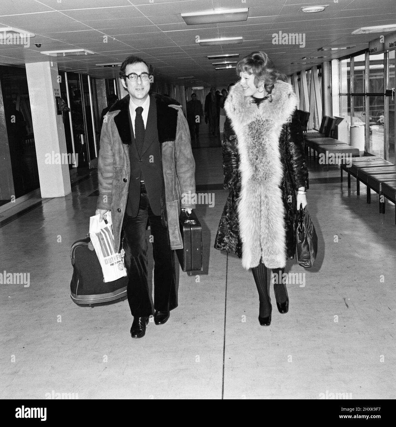 Harold Pinter e Lady Antonia Fraser lasciano l'aeroporto di Heathrow per Washington. 23rd gennaio 1977. Foto Stock