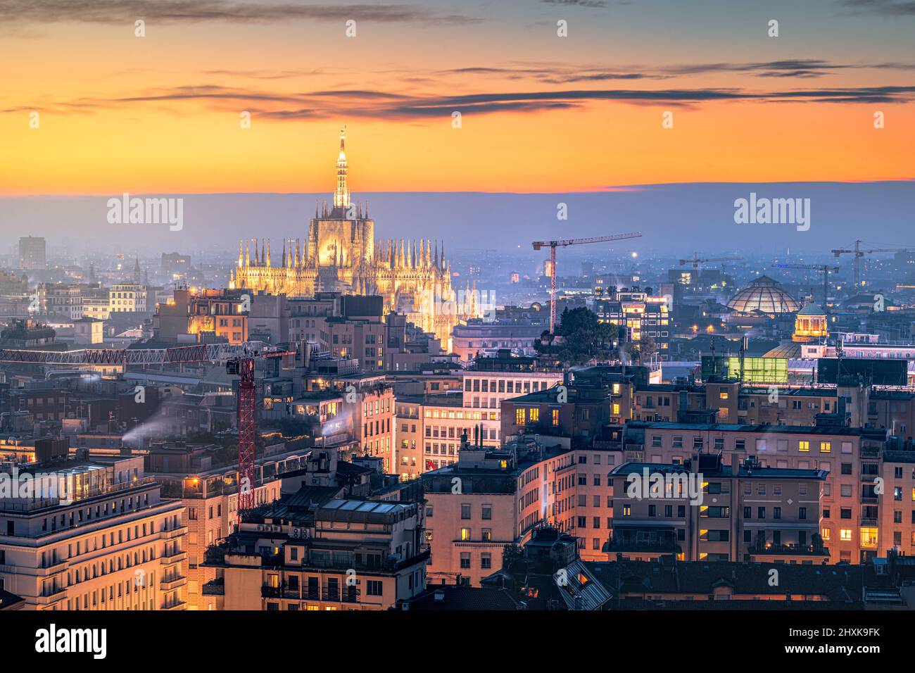 Milano, Italia paesaggio urbano con il Duomo al crepuscolo. Foto Stock