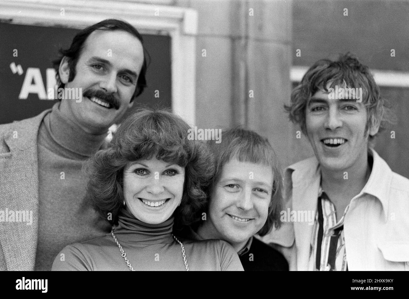 Oltre venti superstar della commedia britannica si alleeranno per la prima volta in assoluto, in una serie di spettacolari performance di gala a beneficio di Amnesty International. I tre spettacoli sono presentati al Her Majesty's Theatre Haymarket di Londra. Fuori dal teatro ci sono John Cleese, Carol Cleveland, Tim Brooke-Taylor e Peter Cook. 31st Partita 1976. Foto Stock