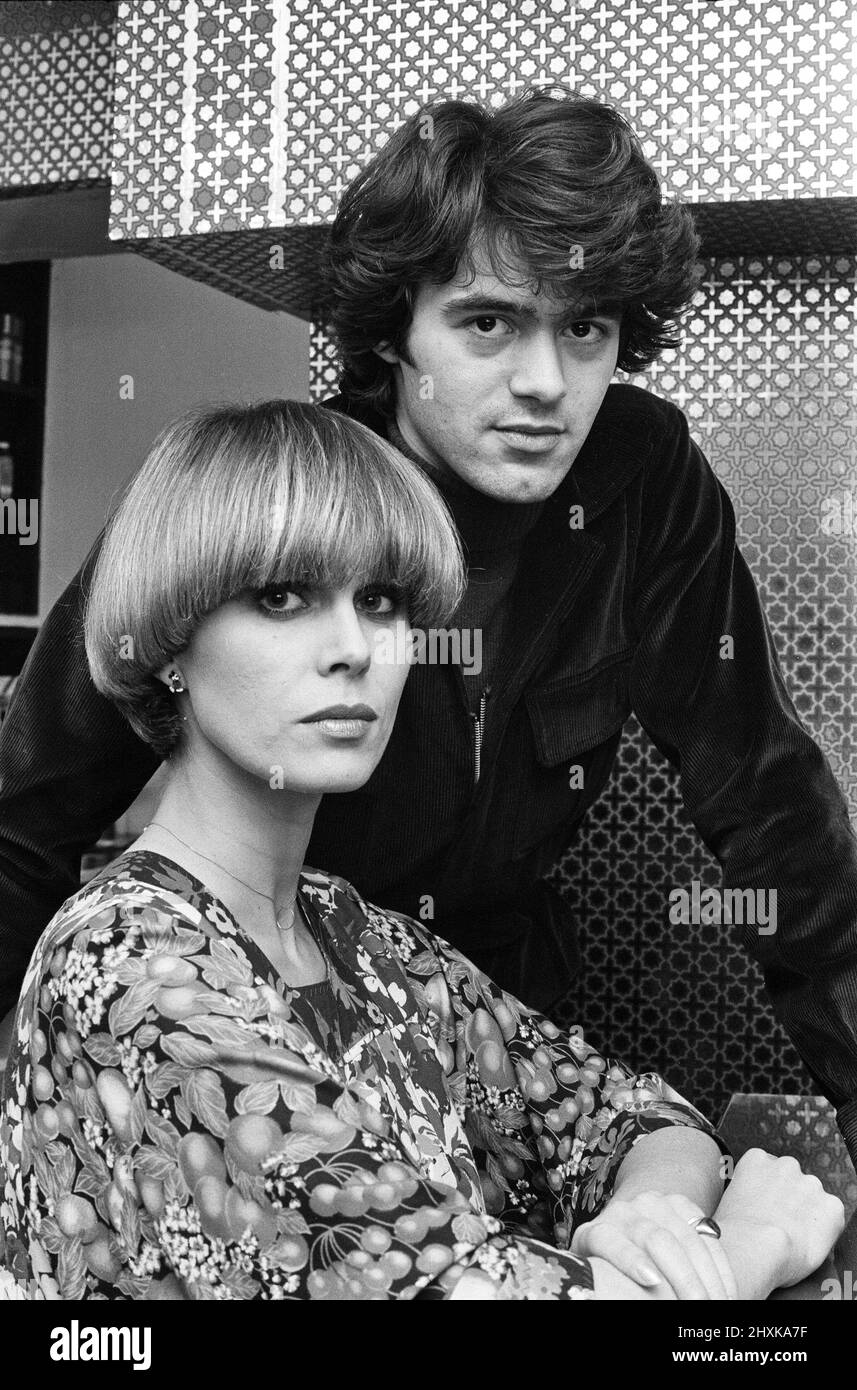 L'attrice Joanna Lumley modella il suo taglio 'Purdey' con il suo creatore, il parrucchiere John Frieda. Gennaio 1977. Foto Stock