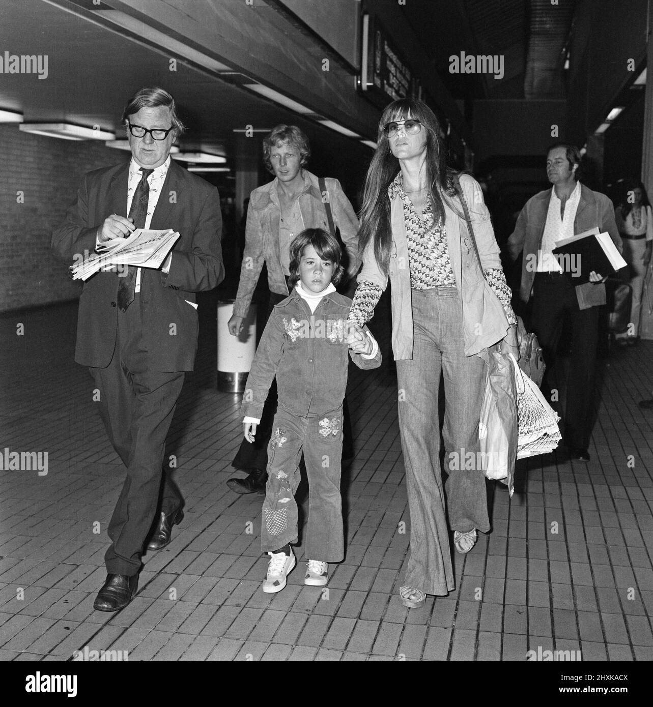 Jane fonda volò a Heathrow da New York per un grande benvenuto dalla sua figlia Vanessa, di otto anni, che arrivò a bordo di un altro jumbo jet da Los Angeles cinque minuti prima. 11th agosto 1976. Foto Stock