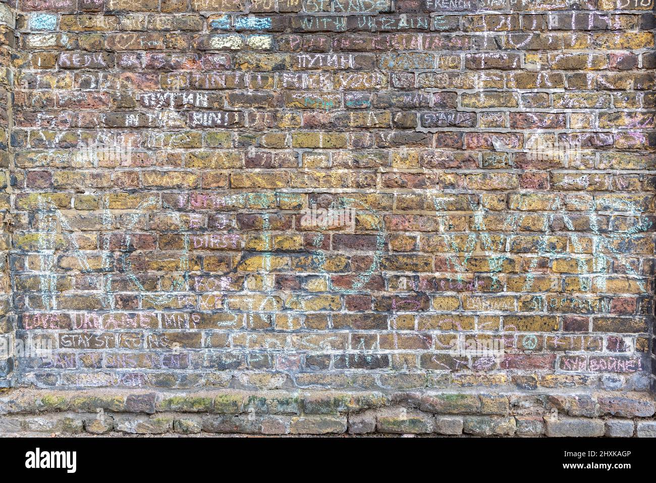 Londra, Regno Unito - 10th marzo 2022: Il muro esterno dell'ambasciata russa è stato coperto da slogan anti-Putin e anti-guerra come segno di solidarietà Foto Stock
