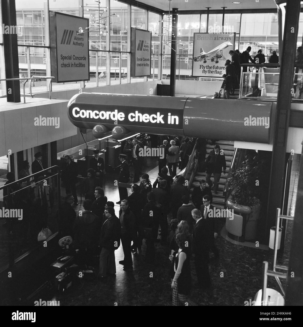 Voli commerciali inaugurali del Concorde supersonico il 21st gennaio 1976, sette anni dopo il primo volo di prova.un volo British Airways lasciato dall'aeroporto di Heathrow, Londra, al Bahrain in Medio Oriente, come l'altro, un volo Air France, è decollato simultaneamente alle 11,40 dall'aeroporto di Orly, Parigi per Rio de Janeiro via Dakar, Senegal. Foto mostra: Passeggeri in coda per effettuare il check-in a Heathrow per lo storico volo. 21st gennaio 1976. Foto Stock