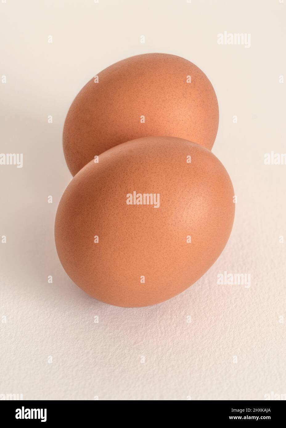 Due uova marroni poste ad un angolo insolito Foto Stock