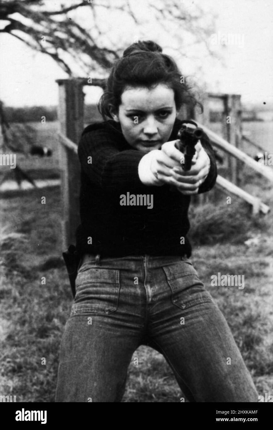 Capo istruttore, Sergente Ivor Montgomery, addestrando le donne della polizia sul poligono di fuoco a Fingringhoe, Essex. Nella foto, WPC Elizabeth Jenkin, 25 anni, punta sul poligono di tiro con il suo revolver. 28th aprile 1977. Foto Stock