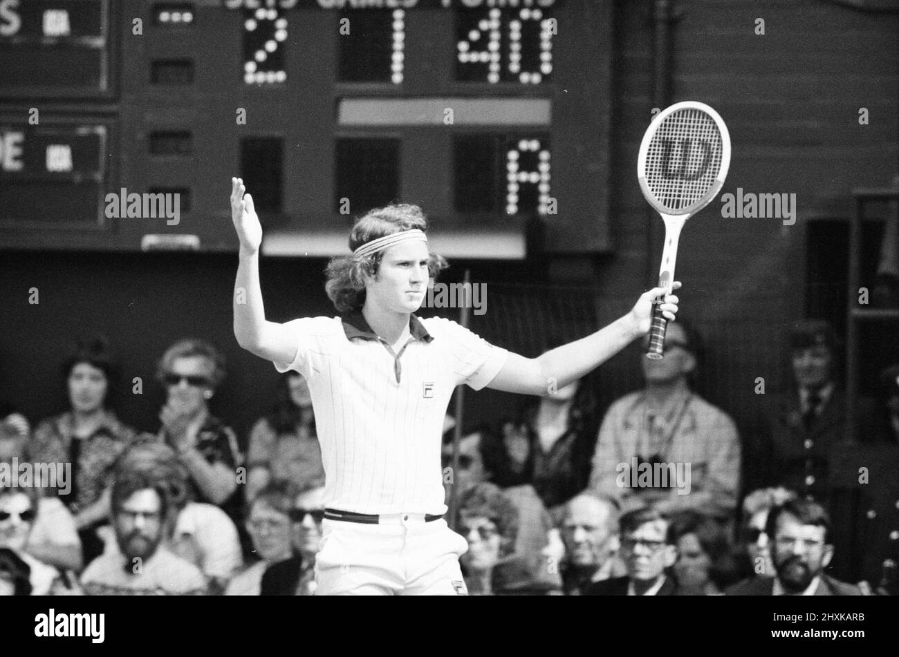 Jimmy Connors / John McEnroe, Wimbledon Mens Semifinale, Giovedì 30th Giugno 1977. Il campione del 1974 Jimmy Connors ha battuto il qualificatore John McEnroe in quattro set (6-3, 6-3, 4-6, 6-4). I nostri spettacoli di foto ... John McEnroe in azione. Foto Stock