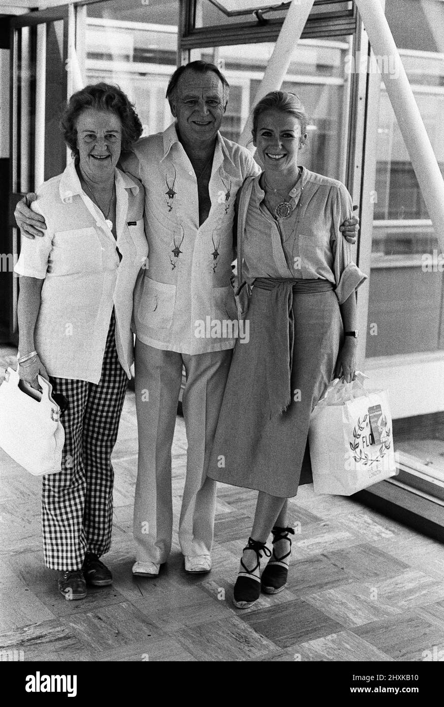John Mills e sua moglie Mary a Heathrow per vedere la loro figlia Juliet fuori a New York. Juliet era a Londra per la nascita delle sue sorelle. Vive a Los Angeles e torna a casa. 14th agosto 1976. Foto Stock