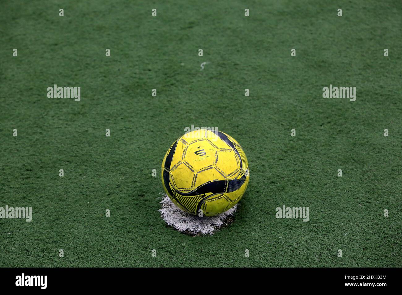 Ballon de foot sur une pelouse synthétique dans un gymnase. Ile-de-France. Francia. Foto Stock