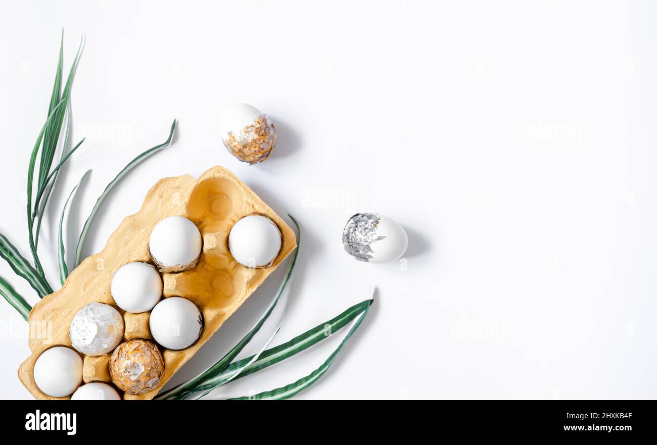 Sfondo pasquale con vassoio decorativo uova isolato su bianco, piatto. Foto Stock