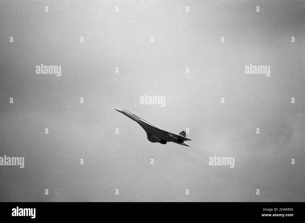 Voli commerciali inaugurali del Concorde supersonico il 21st gennaio 1976, sette anni dopo il primo volo di prova.un volo British Airways lasciato dall'aeroporto di Heathrow, Londra, al Bahrain in Medio Oriente, come l'altro, un volo Air France, è decollato simultaneamente alle 11,40 dall'aeroporto di Orly, Parigi per Rio de Janeiro via Dakar, Senegal. Foto mostra: Il volo della British Airways subito dopo il decollo da Londra. 21st gennaio 1976. Foto Stock