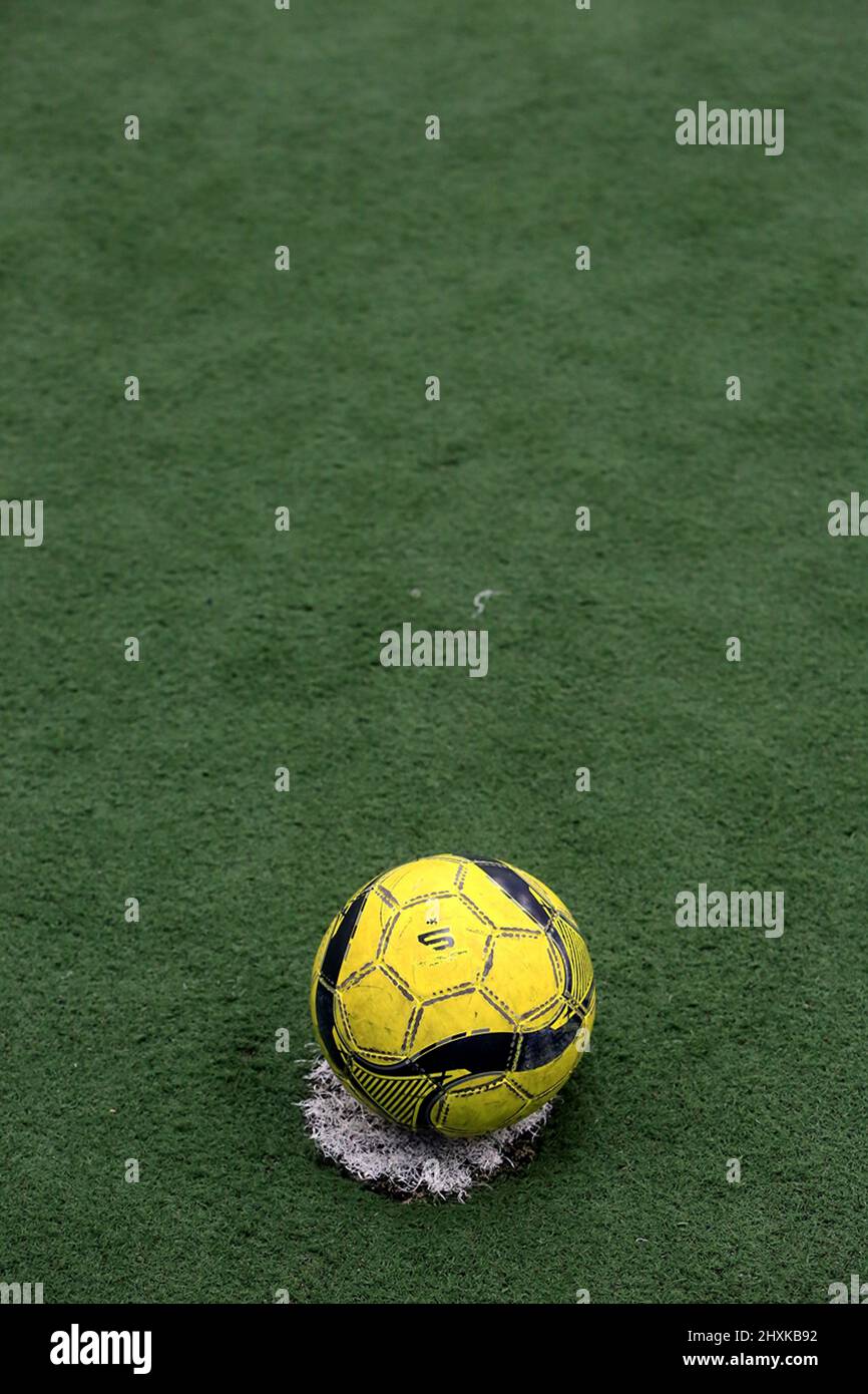 Ballon de foot sur une pelouse synthétique dans un gymnase. Ile-de-France. Francia. Foto Stock