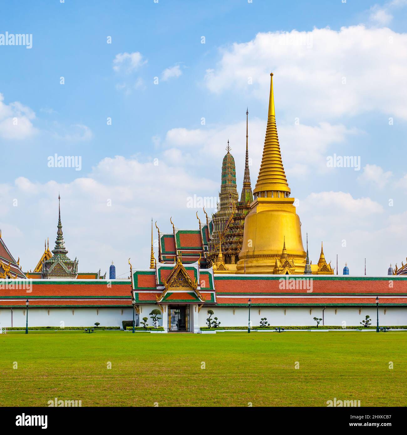 Stupa di Wat Phra Kaeo tempio a Bangkok, Thailandia. Foto Stock