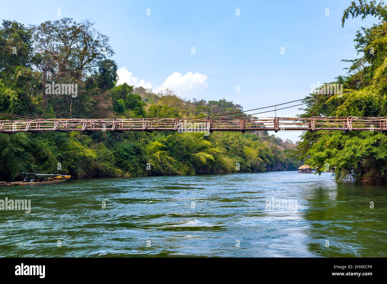 Il fiume Khwae Yai (Kwai) con ponte sospeso, Thailandia. Orizzontale Foto Stock