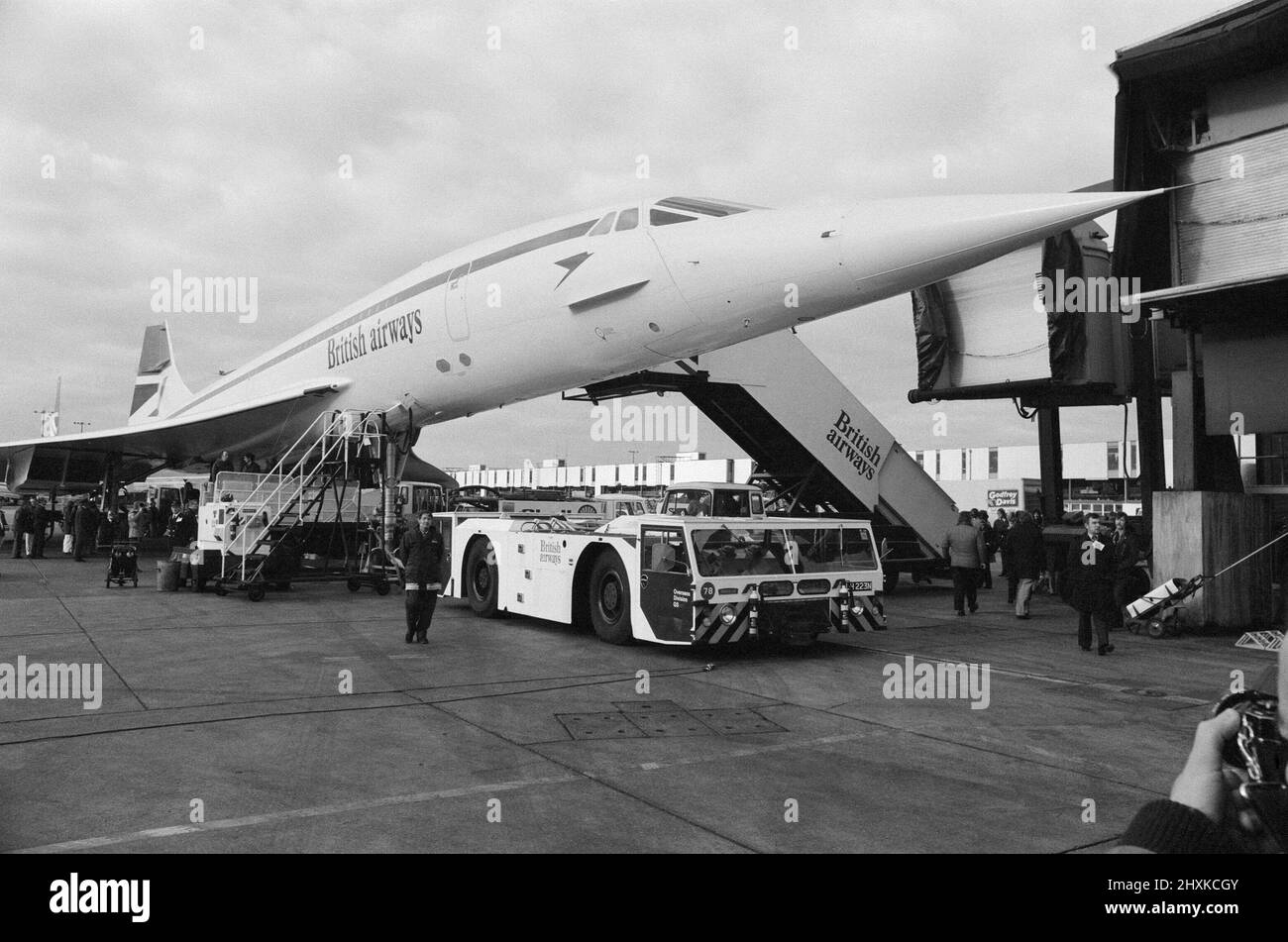 Voli commerciali inaugurali del Concorde supersonico il 21st gennaio 1976, sette anni dopo il primo volo di prova.un volo British Airways lasciato dall'aeroporto di Heathrow, Londra, al Bahrain in Medio Oriente, come l'altro, un volo Air France, è decollato simultaneamente alle 11,40 dall'aeroporto di Orly, Parigi per Rio de Janeiro via Dakar, Senegal. L'immagine mostra: L'aereo caricato prima del decollo. 21st gennaio 1976. Foto Stock